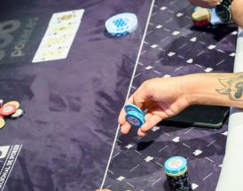 Partida de poker por la noche, en una poker night