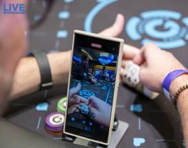 Jugador de póker tomando decisiones estratégicas en la mesa